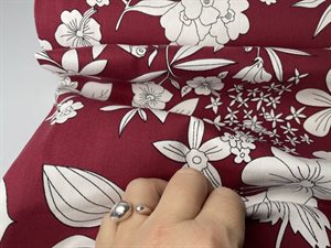 Fastvævet twill med stræk - hvide og enkle blomster på rød bund
